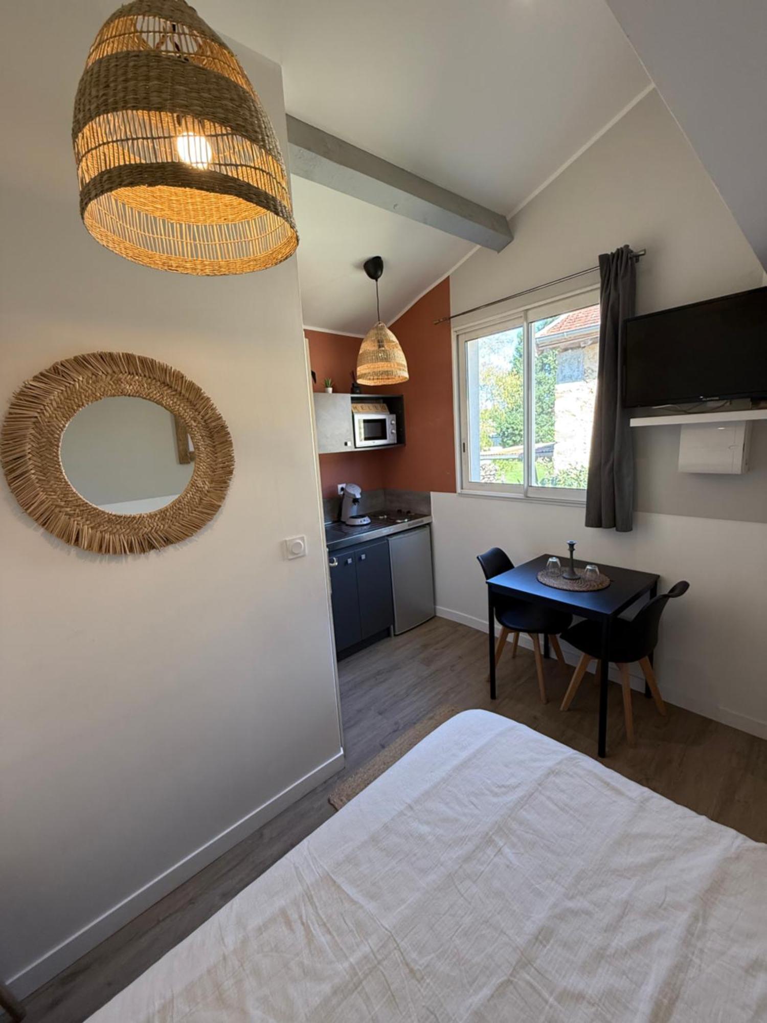 Loft, Studio And Love Rooms Bourg-Saint-Christophe Exterior photo
